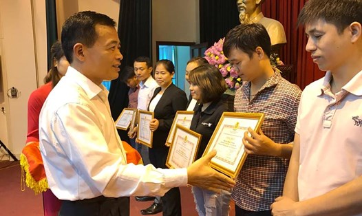 Phó Chủ tịch LĐLĐ TP. Hà Nội Vũ Kim Sơn trao bằng khen cho các công nhân tiêu biểu (ảnh Đ.T).